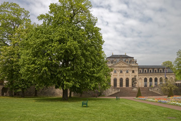 Obraz premium Fulda,Germany – The beautiful park of a historic building in the background