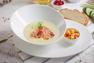Cream soup with parmesan and bacon and crackers