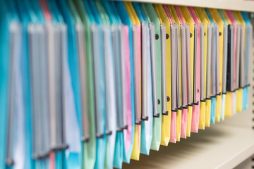 Dossiers professionnels multicolore dans étagère de bureau