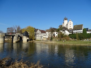 Fototapeta na wymiar Diez an der Lahn mit alter Brücke und Grafenschloss