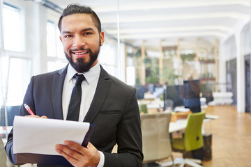 Berater im Consulting mit einer Checkliste