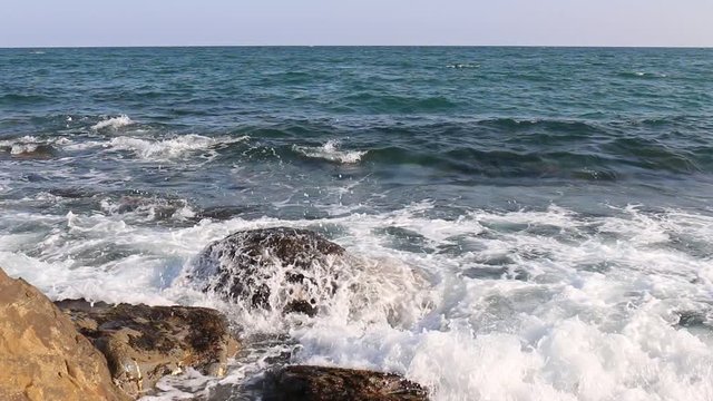 onde che si infrangono sullo scoglio 2