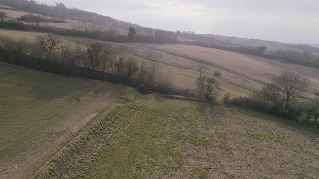 kopterflug &uuml;ber wiese und felder in nieder&ouml;sterreich am rande vom wienerwald