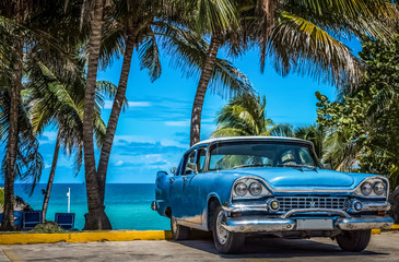 Blauer amerikanischer Oldtimer parkt am Strand unter Palmen in Varadero Kuba - Serie Kuba Reportage - 140532685