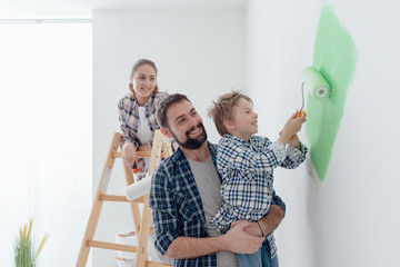 Family painting a room together - obrazy, fototapety, plakaty