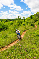 Obraz premium Man riding his mountain bike on a single track trail