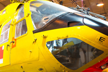 Gelber Hubschrauber im Hanger