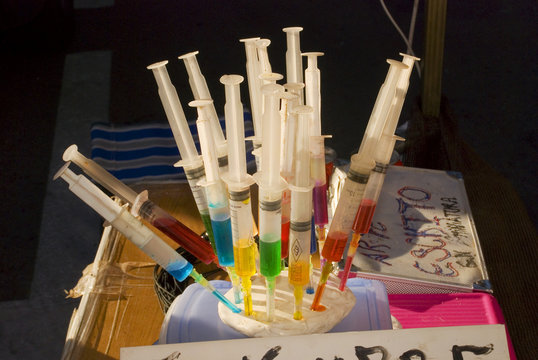 Jeringuillas llenas de tinta de colores