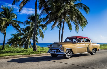 HDR - Gold brauner Oldtimer fährt auf der berühmten Promenade Malecon in Havanna Kuba - Serie...