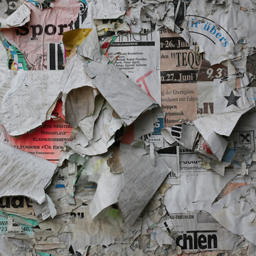 Alte, verwitterte Plakatwand