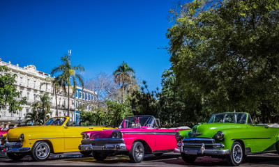 HDR - Aufgereihte amerikanische farbenfrohe Cabriolet Oldtimer vor dem Gran Teatro in Havanna Kuba - Serie Kuba Reportage