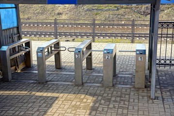 Турникеты на железнодорожной станции