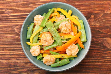 Snow pea salad with shrimps and pepper