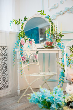Interior details, mirror, flowers