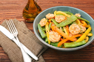 Snow pea salad with shrimps and pepper