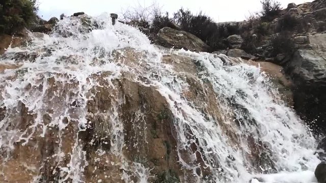 şelale sularının coşkusu