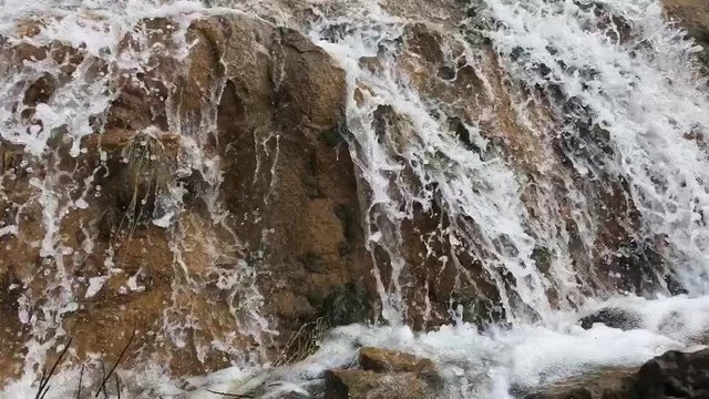 dağlarda şelale suları
