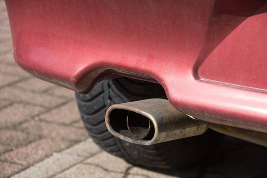 Auspuff eines italienischen roten Autos