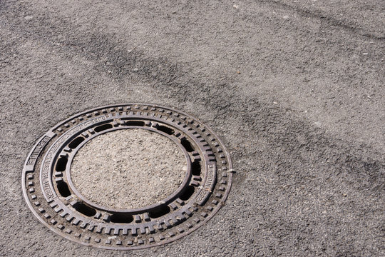 Kanaldeckel in Stra&szlig;e eingebaut