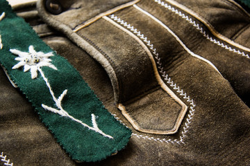 Allgäuer Lederhose mit Edelweiß-Hosenträger