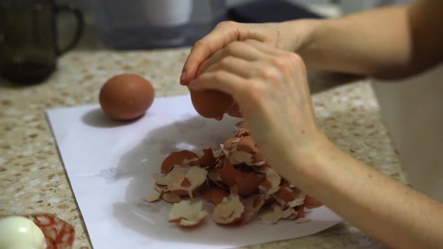 Cleaning cooked egg from the shell for use in salads