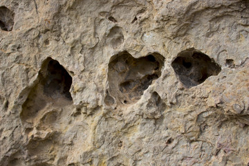 Agujeros en la roca