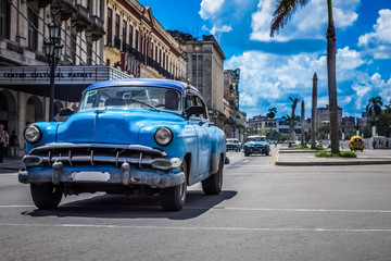 HDR - Blauer Chevrolet Oldtimer fährt auf der Hauptstraße in Havanna Kuba vor dem Capitolio - Serie Kuba 2016 Reportage