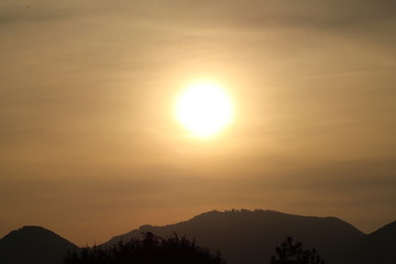 Tramonto con montagne