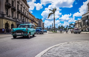 HDR - BlauerChevrolet und Buick Oldtimer auf der Hauptstraße in Havanna Kuba fährt vor dem Capitolio - Serie Kuba Reportage - 140551899