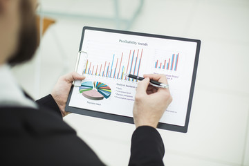 sales Manager makes the analysis of marketing reports