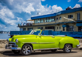 HDR - Gelber amerikanischer Cabriolet Oldtimer parkt auf dem Malecon in havanna Kuba - Serie Kuba 2016 Reportage