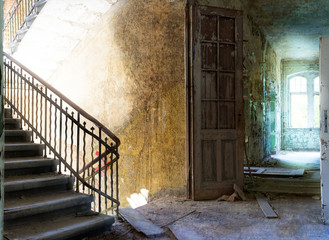 Urbex, verfallenes Treppenhaus im Sommerlicht