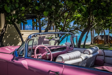 HDR - Interieur eines pink farbenden Oldtimers am Strand von Varadero Kuba - Serie Kuba Reportage