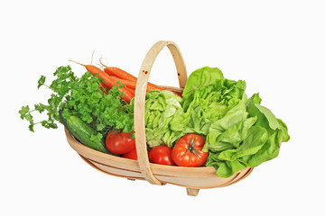 Freisteller Spankorb mit Salat und Gemüse