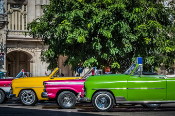 HDR - Aufgereihte amerikanische farbenfrohe Cabriolet Oldtimer vor dem Gran Teatro in Havanna Kuba - Serie Kuba Reportage
