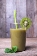 Gesunder Cocktail aus Früchten und Gemüse