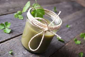 Gesunder Cocktail aus Früchten und Gemüse