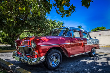 HDR - Amerikanischer roter parkt in Varadero Kuba - Serie Kuba Reportage