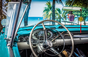 HDR - Interieur Cockpit Ansicht von einem  amerikanischen Oldtimer am Strand mit Blick auf das...