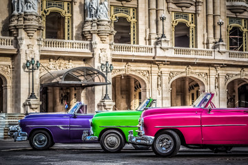 HDR - Nebeneinander aufgereihte amerikanische farbenfrohe Cabriolet Oldtimer vor dem Gran Teatro in Havanna Kuba - Serie Kuba Reportage