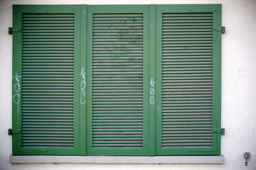 Nostalgische Fensterläden  / Grün bemalte Fensterläden an einem nostalgischen Fenster.