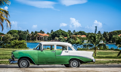 HDR - Amerikanischer Chevrolet  Oldtimer mit weissen Dach parken in der Nähe vom Strand unter Palmen in Varadero Kuba - Serie Kuba Reportage