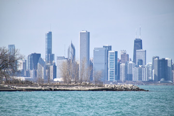 Fototapeta na wymiar Chicago skyline as seen from south side lake shore park on a frigid winter day 