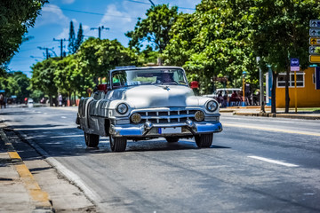HDR - Weisser Chevrolet Cabriolet Oldtimer auf der Straße in Varadero Kuba - Serie Kuba Reportage