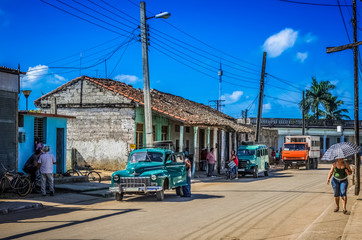 HDR - Straßenszene in Santa Clara Kuba mit einem parkendem blauen Oldtimer - Serie Kuba Reportage