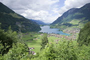 Fototapeta na wymiar Beautiful green views of the Swiss mountains