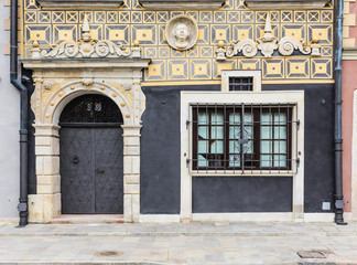 Obraz premium The area of the Old Town in Warsaw, Poland . Details of medieval houses. Entrance to the house .