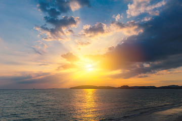 Obraz premium wonderful sunset sky at ocean sea beach.