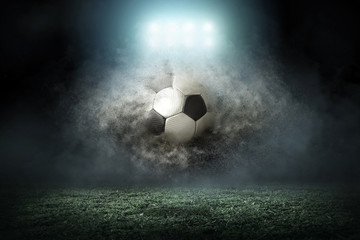 Gracz piłki nożnej z piłką w akci outdoors - 140598820