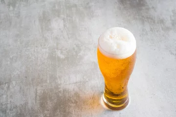 Türaufkleber Glass of beer with on concrete table © KariDesign